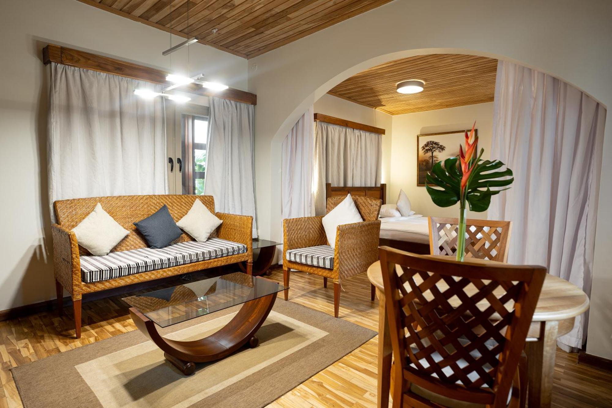 Esther'S Hotel Άκρα Εξωτερικό φωτογραφία