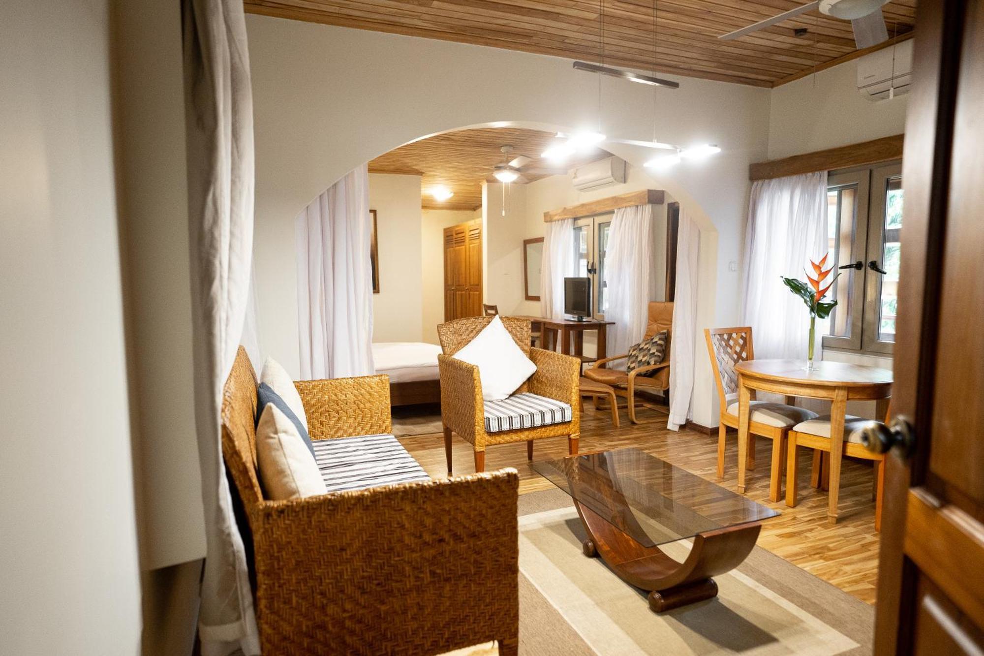 Esther'S Hotel Άκρα Εξωτερικό φωτογραφία