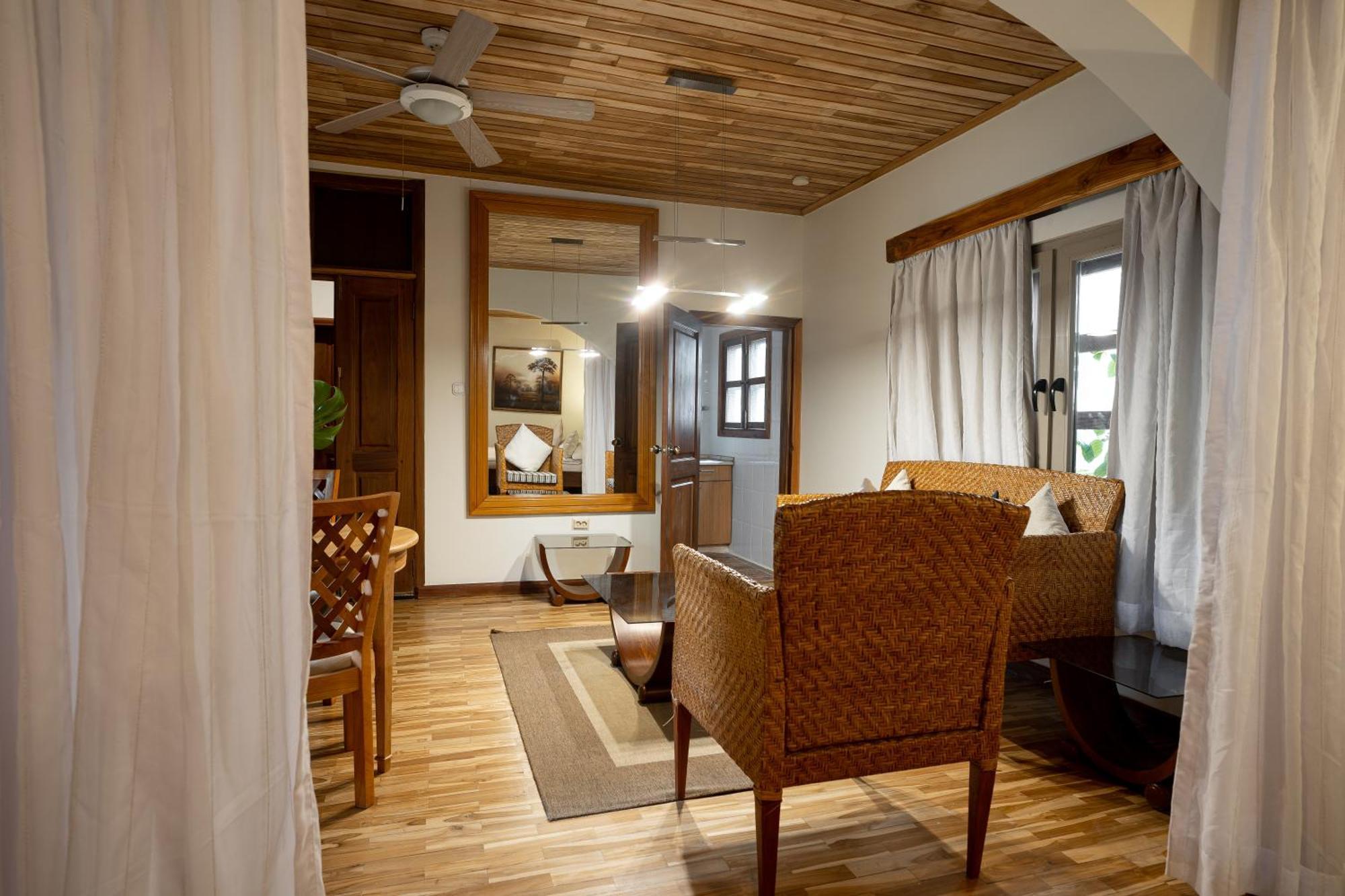 Esther'S Hotel Άκρα Εξωτερικό φωτογραφία