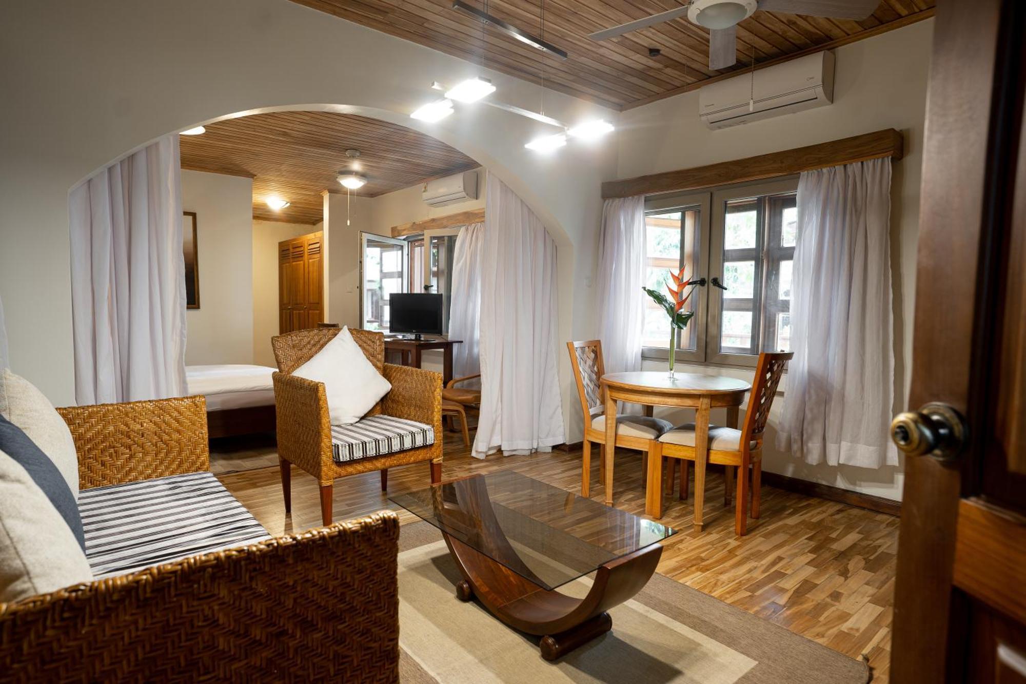 Esther'S Hotel Άκρα Εξωτερικό φωτογραφία