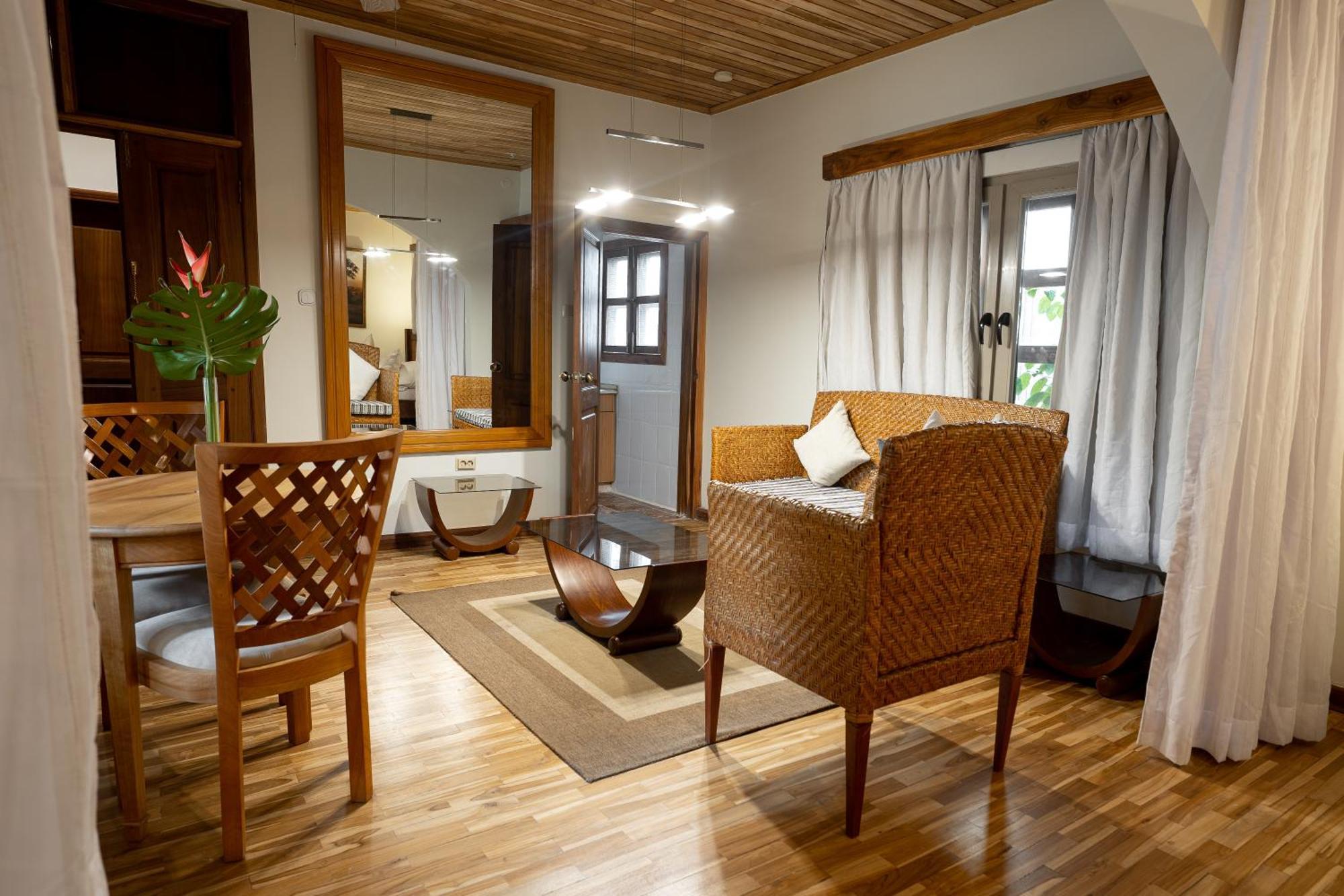 Esther'S Hotel Άκρα Εξωτερικό φωτογραφία