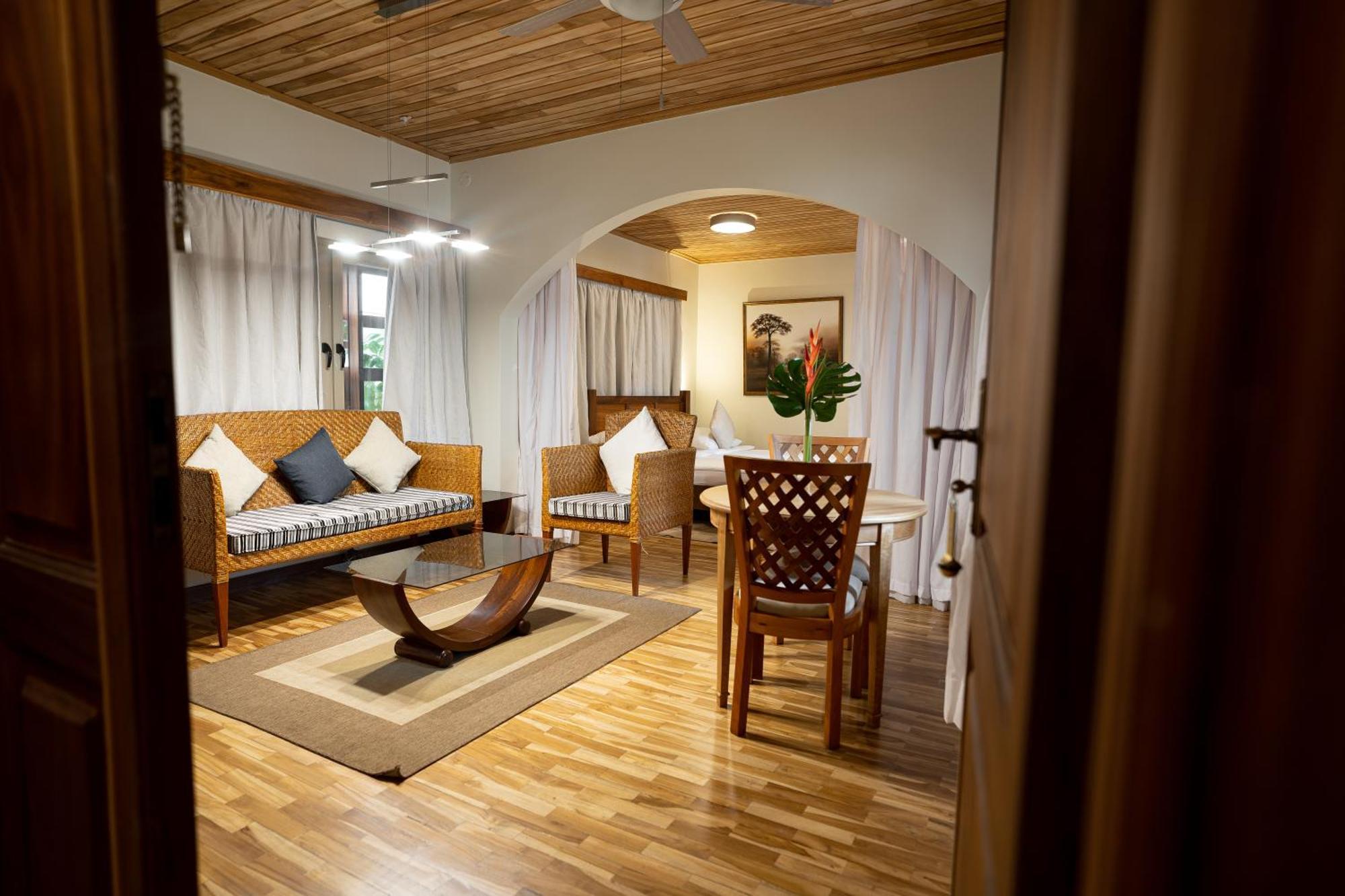 Esther'S Hotel Άκρα Εξωτερικό φωτογραφία