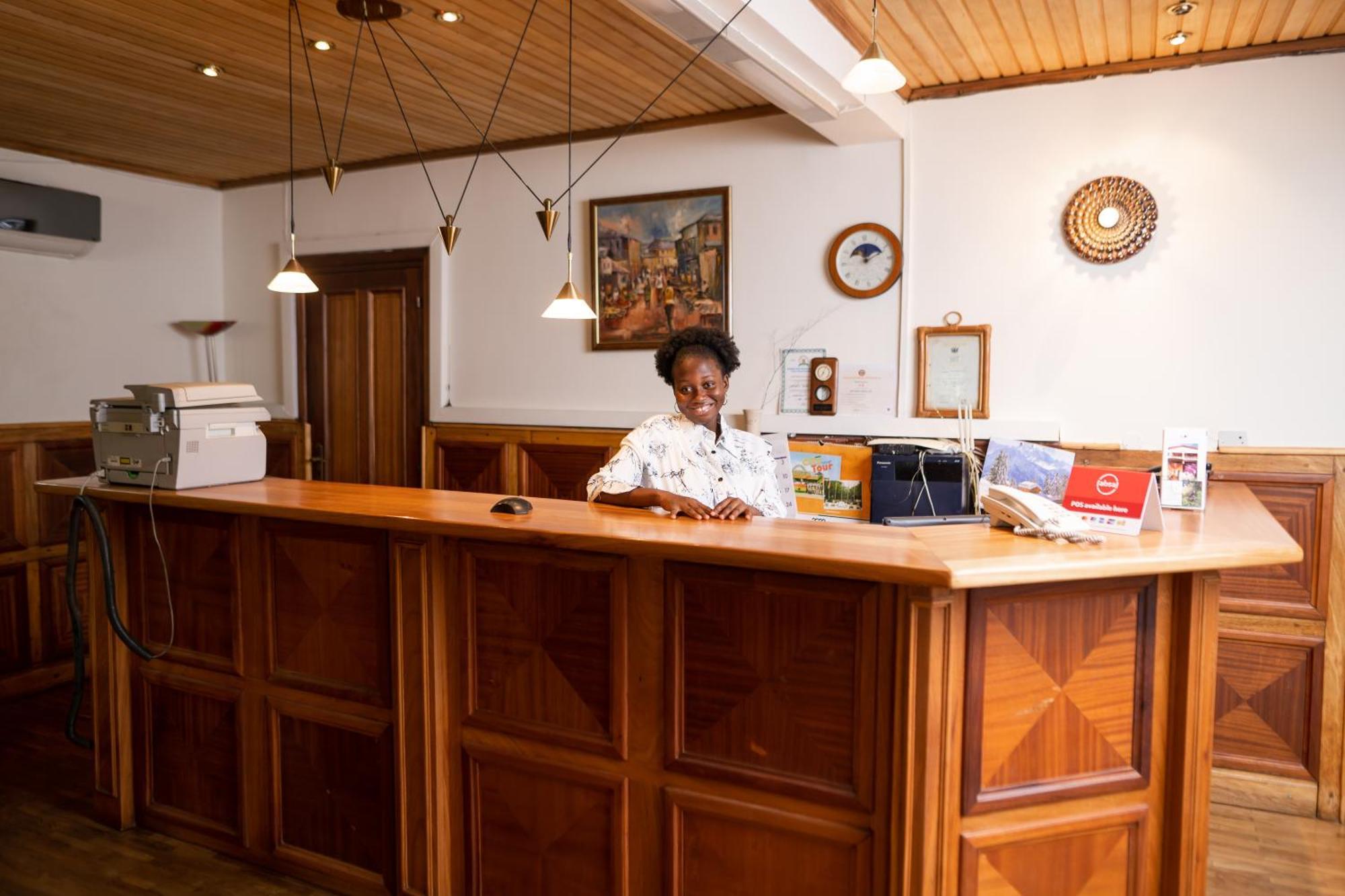 Esther'S Hotel Άκρα Εξωτερικό φωτογραφία