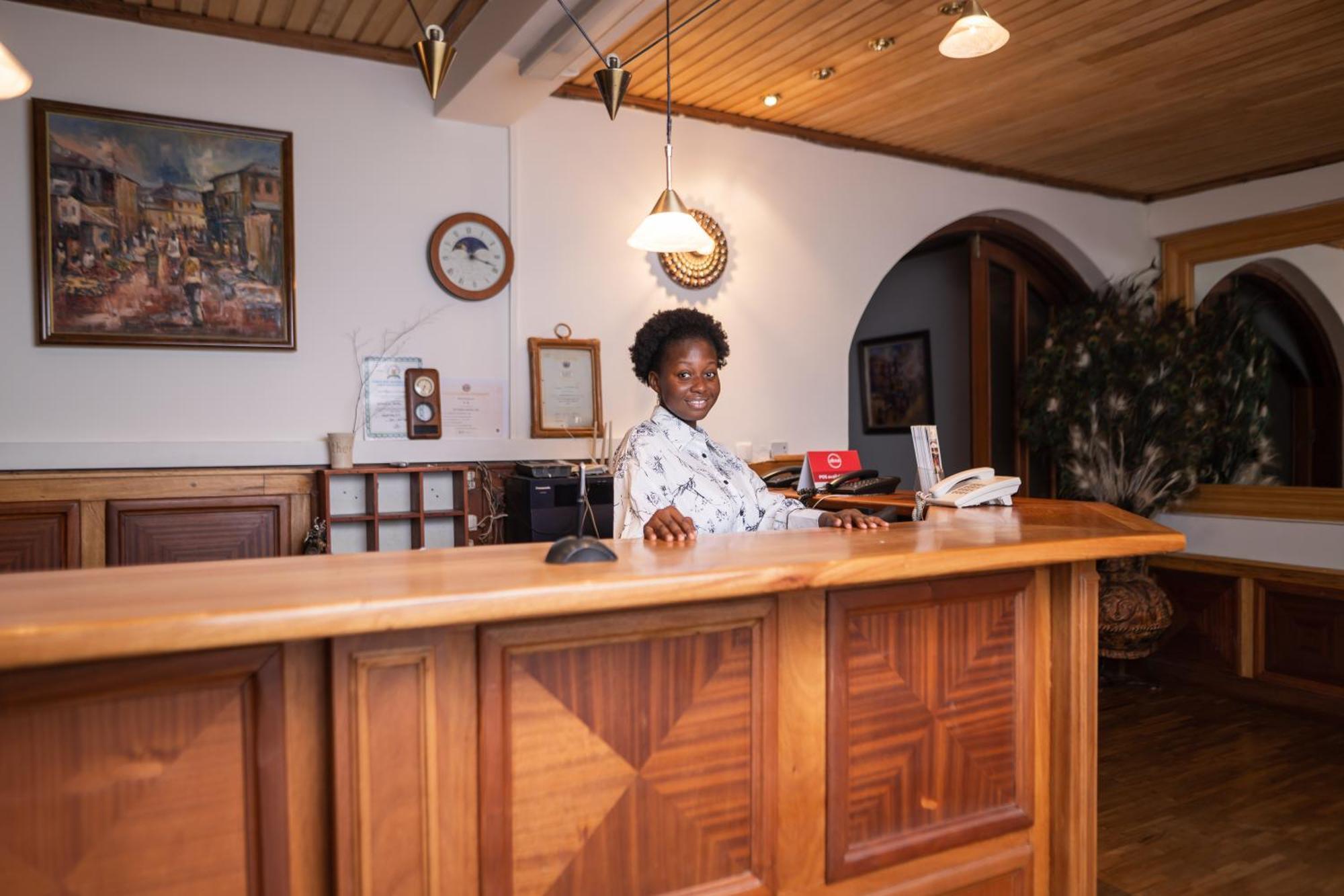 Esther'S Hotel Άκρα Εξωτερικό φωτογραφία